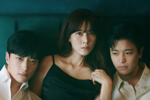 10 phim Hàn Quốc đổ bộ màn ảnh vào tháng 3 (P1)- Ảnh 5. Kim Ha Neul (giữa) có một vai diễn thú vị trong Let's Get Grabbed By The Collar