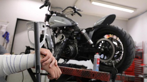 Kỳ lạ chiếc Harley-Davidson tự chạy trên đường cao tốc 6km- Ảnh 1. Joris không muốn lộ mặt trong cuộc phỏng vấn với Le Parisien. Có lẽ do khi đó vụ việc gây xôn xao khiến quá nhiều người chú ý đến anh, trong đó không ít người chỉ trích vì hoài nghi cảnh dàn dựng, khiến anh e dè - Ảnh: Le Parisien