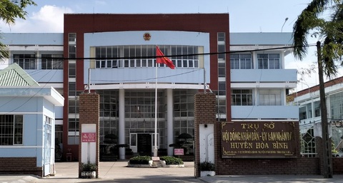 Thanh tra tỉnh Bạc Liêu kiến nghị kiểm điểm có hình thức đối với tập thể, cá nhân liên quan đến việc giao đất sai quy định vì hết thời hiệu truy cứu trách nhiệm hình sự. Trong ảnh: trụ sở UBND huyện Hòa Bình - Ảnh: CÔNG DU