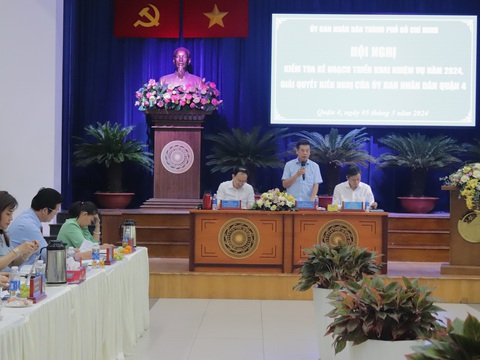 Người dân sống trong chung cư có nguy cơ đổ sập suốt 7 năm, phó chủ tịch UBND TP.HCM chỉ đạo nóng- Ảnh 1. Toàn cảnh hội nghị kiểm tra kế hoạch triển khai nhiệm vụ năm 2024, giải quyết kiến nghị của UBND quận 4 - Ảnh: CẨM NƯƠNG