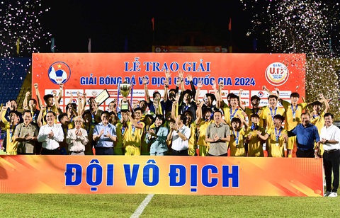 U19 Hà Nội lần thứ 7 vô địch Giải U19 quốc gia- Ảnh 1. U19 Hà Nội trên bục nhận cúp vô địch Giải U19 quốc gia 2024 - Ảnh: VFF