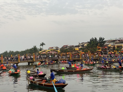 Hội An sẵn sàng đón tỉ phú Bill Gates nhưng vẫn chưa có thông tin- Ảnh 1. Phố cổ Hội An đông nghẹt khách chiều 5-3 - Ảnh: B.D.