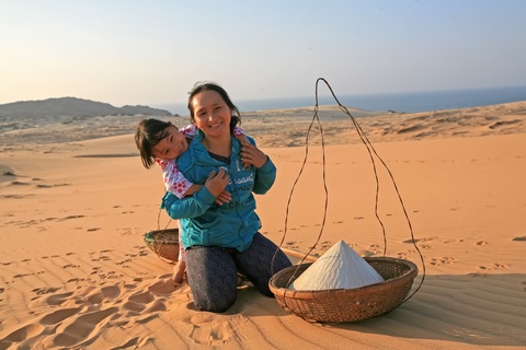 Hai mẹ con nghèo đang ngồi chờ khách thuê làm mẫu chụp ảnh tại đồi cát Phan Thiết, tỉnh Bình Thuận Hai mẹ con nghèo đang ngồi chờ khách thuê làm mẫu chụp ảnh tại đồi cát Phan Thiết, tỉnh Bình Thuận