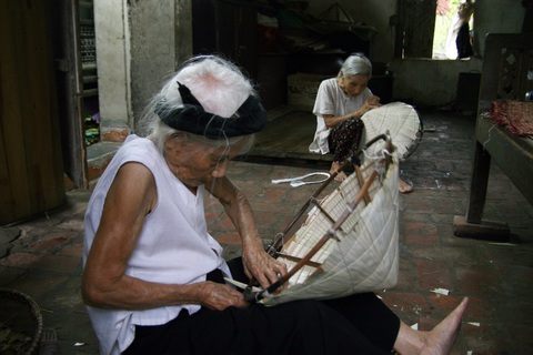 Hai mẹ con bà Bấc ngồi khâu nón cả đời bên nhau tại làng Chuông, Thanh Oai, Hà Nội Hai mẹ con bà Bấc ngồi khâu nón cả đời bên nhau tại làng Chuông, Thanh Oai, Hà Nội