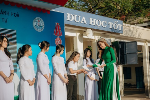 Lê Hoàng Phương tặng học bổng cho học sinh - Ảnh: BTC Lê Hoàng Phương tặng học bổng cho học sinh - Ảnh: BTC