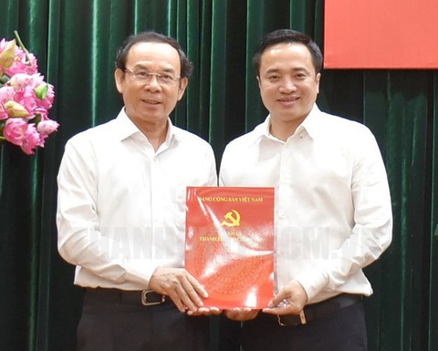 Thành ủy TP.HCM có thêm 5 thành ủy viên- Ảnh 2. Ông Nguyễn Văn Nên trao Quyết định cho thiếu tướng Mai Hoàng - phó giám đốc Công an TP.HCM - Ảnh: Website Thành ủy