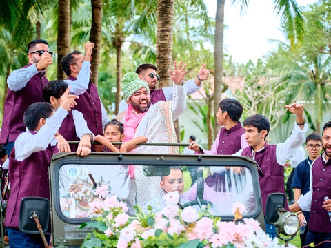 Nhiều cặp cô dâu chú rể Ấn Độ chọn lễ cưới bên bờ biển Đà Nẵng- Ảnh 1. Lễ cưới chính, được tổ chức vào ngày thứ 3 bao gồm tất cả các nghi lễ truyền thống thiết yếu của Ấn Độ. Bao gồm Baraat, một đám rước lớn với chú rể đến đón cô dâu cùng với gia đình và bạn bè trong không khí sôi động của âm nhạc truyền thống.