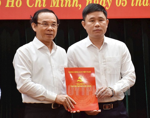 Thành ủy TP.HCM có thêm 5 thành ủy viên- Ảnh 4. Ông Nguyễn Văn Nên trao Quyết định cho ông Nguyễn Đức Thái - viện trưởng Viện kiểm sát nhân dân TP.HCM - Ảnh: Website Thành ủy