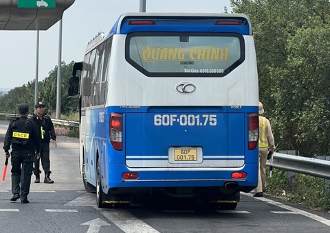 Tài xế xe khách chạy trên cao tốc Long Thành - Dầu Giây vi phạm nồng độ cồn- Ảnh 3. Xe chở khách từ huyện Định Quán đi TP.HCM - Ảnh: C08
