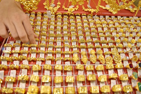 Giá vàng nhẫn 9999 mỗi ngày lập một kỷ lục- Ảnh 1. Giá vàng nhẫn liên tục đi lên trong những ngày gần đây - Ảnh: NGỌC PHƯỢNG