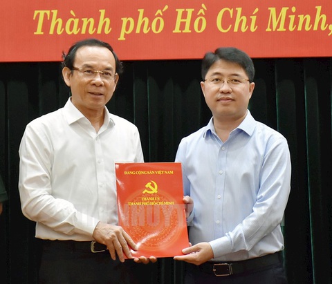 Thành ủy TP.HCM có thêm 5 thành ủy viên- Ảnh 5. Ông Nguyễn Văn Nên trao Quyết định cho ông Phạm Hồng Sơn - chánh Văn phòng Thành ủy TP.HCM - Ảnh: Website Thành ủy