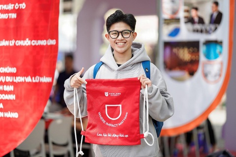 Học sinh 2K6 hào hứng tìm hiểu Trường Đại học Văn Lang tại Ngày hội tuyển sinh lớn nhất năm 2024- Ảnh 2. Bạn Nguyễn Phúc Bảo Ân - học sinh THPT Chuyên Tiền Giang (Tiền Giang) - vượt hơn 70 cây số từ Tiền Giang đến TP.HCM để gặp gỡ các Thầy Cô và sinh viên Văn Lang.