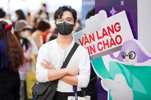 Học sinh 2K6 hào hứng tìm hiểu Trường Đại học Văn Lang tại Ngày hội tuyển sinh lớn nhất năm 2024- Ảnh 3. Từng có anh trai theo học tại Trường Đại học Văn Lang, bạn Huỳnh Lê Toàn Quyền - học sinh THPT Nguyễn Văn Côn (huyện Gò Công Đông, Tiền Giang) - mong muốn đậu nguyện vọng 1 vào ngành Thiết kế Đồ họa của Trường Đại học Văn Lang.
