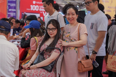 Học sinh 2K6 hào hứng tìm hiểu Trường Đại học Văn Lang tại Ngày hội tuyển sinh lớn nhất năm 2024- Ảnh 4. Nguyễn Thị Cẩm Tú - học sinh Trường THPT Trường Chinh (Quận 12, TP.HCM) - cùng mẹ ghé thăm Trường Đại học Văn Lang, tìm hiểu về ngành Công nghệ Tài chính (Fintech)