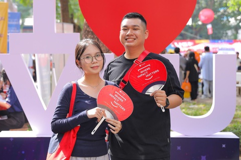 Học sinh 2K6 hào hứng tìm hiểu Trường Đại học Văn Lang tại Ngày hội tuyển sinh lớn nhất năm 2024- Ảnh 5. Trần Phúc An - sinh viên năm 3 Trường Đại học Văn Lang dẫn em gái Trần Tuyết Vy - học sinh THPT Cái Bè (Tiền Giang) đến tham gia trải nghiệm, tìm hiểu về ngành Marketing, cũng là ngành mà anh trai Tuyết Vy đang theo học.