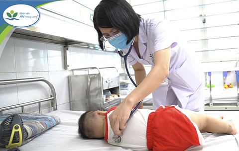 Bác sĩ Trung tâm Bệnh nhiệt đới, Bệnh viện Nhi Trung ương, đang khám lại cho một trẻ mắc tay chân miệng - Ảnh tư liệu: Bệnh viện Nhi Trung ương Bác sĩ Trung tâm Bệnh nhiệt đới, Bệnh viện Nhi Trung ương, đang khám lại cho một trẻ mắc tay chân miệng - Ảnh tư liệu: Bệnh viện Nhi Trung ương