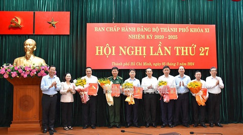 Thường trực Thành ủy tặng hoa chúc mừng các đồng chí vừa được Ban Bí thư Chỉ định tham gia Ban Chấp hành Đảng bộ TP nhiệm kỳ 2020 - 2025 Thường trực Thành ủy tặng hoa chúc mừng các đồng chí vừa được Ban Bí thư Chỉ định tham gia Ban Chấp hành Đảng bộ TP nhiệm kỳ 2020 - 2025 - Ảnh: Website Thành ủy