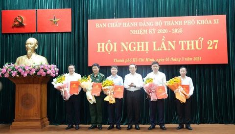 Thành ủy TP.HCM có thêm 5 thành ủy viên- Ảnh 1. Bí thư Thành ủy TP.HCM Nguyễn Văn Nên trao quyết định cho 5 thành ủy viên mới của Ban chấp hành Đảng bộ TP.HCM (Thành ủy TP.HCM) - Ảnh: T.L