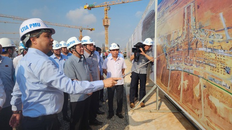 Đồng Nai kiến nghị Quốc hội gỡ vướng cho các dự án trọng điểm- Ảnh 1. Đoàn giám sát của Quốc hội nghe báo cáo tiến độ thi công dự án trọng điểm quốc gia sân bay Long Thành - Ảnh: H.MI