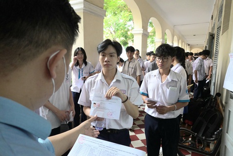 Thi học sinh giỏi ở TP.HCM: Thay đổi cách tính giải thưởng- Ảnh 1. Thí sinh làm thủ tục vào phòng thi học sinh giỏi cấp thành phố sáng 5-3 tại điểm thi Trường THPT chuyên Lê Hồng Phong - Ảnh: NHƯ HÙNG