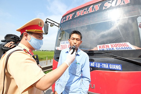 Lực lượng cảnh sát giao thông đo nồng độ cồn - Ảnh: NAM TRẦN Lực lượng cảnh sát giao thông đo nồng độ cồn - Ảnh: NAM TRẦN