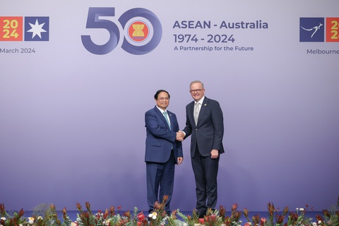 Úc đón Thủ tướng, lãnh đạo ASEAN bằng nghi lễ lá khói độc đáo- Ảnh 1. Thủ tướng Úc Anthony Albanese đón Thủ tướng Phạm Minh Chính - Ảnh: NHẬT BẮC