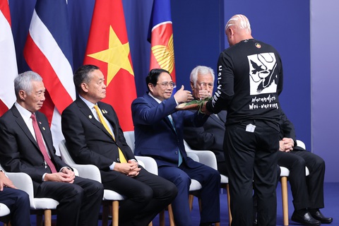 Úc đón Thủ tướng, lãnh đạo ASEAN bằng nghi lễ lá khói độc đáo- Ảnh 2. Thủ tướng Phạm Minh Chính được chào đón bằng nghi lễ lá khói truyền thống của người bản địa Úc - Ảnh: NHẬT BẮC