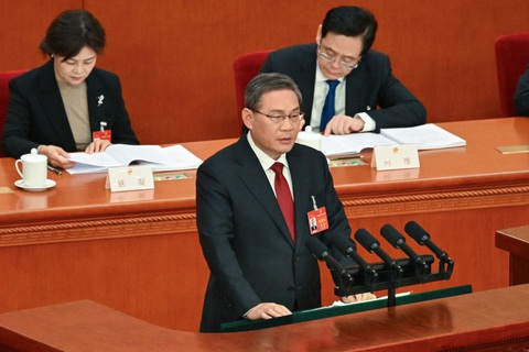 Trung Quốc đặt mục tiêu tăng trưởng GDP 5%, dễ hay khó?- Ảnh 1. Thủ tướng Trung Quốc Lý Cường phát biểu trong phiên khai mạc kỳ họp Đại hội đại biểu nhân dân toàn quốc (tức Quốc hội) Trung Quốc khóa 14, tại Đại lễ đường nhân dân ở Bắc Kinh sáng 5-3 - Ảnh: AFP
