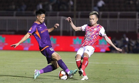 V-League 2023 - 2024: HLV Phùng Thanh Phương mát tay- Ảnh 2. CLB TP.HCM (bìa phải) đấu Bình Dương tại vòng 12 V-League 2023-2024 - Ảnh: VPF