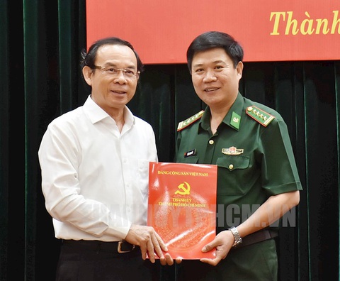 Thành ủy TP.HCM có thêm 5 thành ủy viên- Ảnh 6. Ông Nguyễn Văn Nên trao Quyết định cho đại tá Trần Thanh Đức - chỉ huy trưởng Bộ đội biên phòng TP.HCM - Ảnh: Website Thành ủy