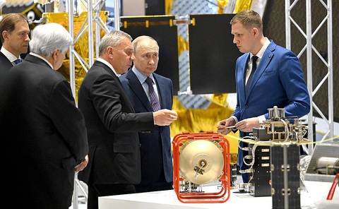 Tổng thống Nga Vladimir Putin và ông Yuri Borisov (bên trái) thăm Tập đoàn Rocket và Vũ trụ Energia ở Korolyov, Nga vào tháng 10-2023 - Ảnh: KREMLIN.RU Tổng thống Nga Vladimir Putin và ông Yuri Borisov (bên trái) thăm Tập đoàn Rocket và Vũ trụ Energia ở Korolyov, Nga hồi tháng 10-2023 - Ảnh: KREMLIN.RU