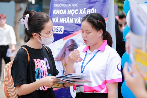 Sinh viên nhắn tin cho giảng viên 'đòi' điểm... thấp hơn- Ảnh 1. Học sinh được sinh viên Trường đại học Khoa học xã hội và Nhân văn (Đại học Quốc gia TP.HCM) tư vấn thông tin tuyển sinh 2024 tại Ngày hội tư vấn tuyển sinh - hướng nghiệp do báo Tuổi Trẻ tổ chức tại TP.HCM ngày 3-3 - Ảnh: USSH
