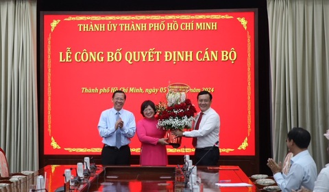 Bà Văn Thị Bạch Tuyết làm trưởng Ban Tổ chức Thành ủy TP.HCM- Ảnh 2. Thường trực Đoàn đại biểu Quốc hội TP.HCM tặng hoa chúc mừng bà Văn Thị Bạch Tuyết - Ảnh: TIẾN LONG