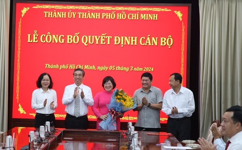 Bà Văn Thị Bạch Tuyết làm trưởng Ban Tổ chức Thành ủy TP.HCM- Ảnh 3. Phó bí thư Thành ủy TP.HCM Nguyễn Phước Lộc (thứ hai từ trái qua) cùng lãnh đạo Ban Tổ chức Thành ủy TP tặng hoa chúc mừng bà Văn Thị Bạch Tuyết - Ảnh: TIẾN LONG