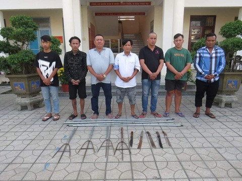 Bắt giam 12 người đánh nhau, gây rối trật tự công cộng- Ảnh 4. Các đối tượng cùng hung khí mang theo để đánh nhau - Ảnh: HỒ GIANG