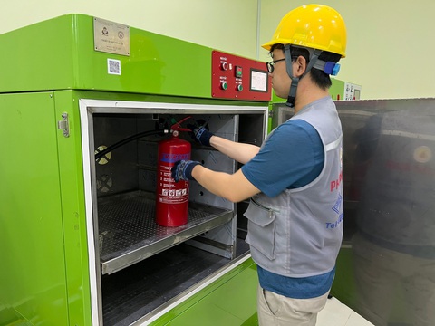 Bộ Công an chỉ định đơn vị thử nghiệm sản phẩm có khả năng gây mất an toàn- Ảnh 1. Nhân viên Công ty TNHH Công nghệ PCCC Phương Nam thực hiện quy trình kiểm định bình chữa cháy.