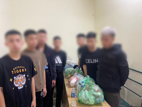 Bắt giữ gần 20 thanh thiếu niên 'hỗn chiến' trên phố Hà Nội- Ảnh 2. Các nghi phạm đều trong độ tuổi 15-19 - Ảnh: Công an cung cấp