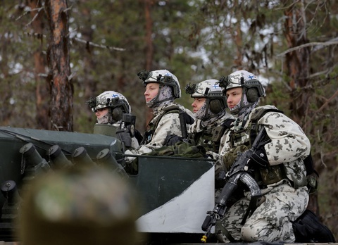 Các binh lính Thụy Điển và Phần Lan tham gia cuộc diễn tập Nordic Response 24 của NATO ở Phần Lan ngày 5-3 - Ảnh: REUTERS Các binh lính Thụy Điển và Phần Lan tham gia cuộc diễn tập Nordic Response 24 của NATO ở Phần Lan ngày 5-3 - Ảnh: REUTERS