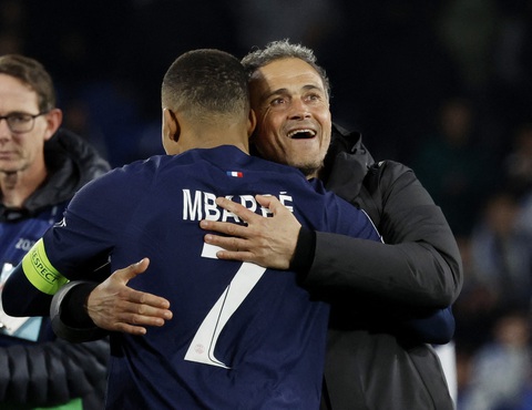 Mbappe nói về tin đồn bất hòa với HLV Enrique- Ảnh 1. Mbappe ăn mừng cùng HLV Enrique sau khi chiến thắng Real Sociedad - Ảnh: REUTERS