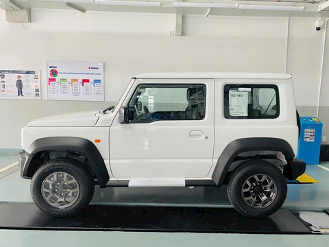 Suzuki Jimny chốt lịch ra mắt tại Việt Nam, đại lý báo giá từ 789 triệu đồng- Ảnh 10. Công nghệ an toàn gồm có chống bó cứng phanh, cân bằng điện tử, hỗ trợ lên dốc, hỗ trợ xuống dốc và hệ thống 6 túi khí - Ảnh: Đại lý Suzuki/Facebook