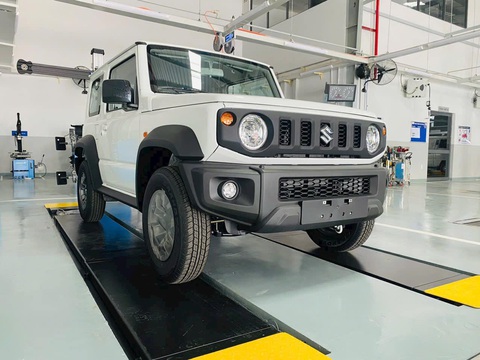 Suzuki Jimny chốt lịch ra mắt tại Việt Nam, đại lý báo giá từ 789 triệu đồng- Ảnh 9. Xe sử dụng động cơ K15B giống XL7, dung tích 1.5L 4 xi lanh công suất 103 mã lực và mô-men xoắn 138Nm, đi cùng hộp số tự động 4 cấp và hệ dẫn động bốn bánh 4x4 có chế độ cầu chậm. Hệ thống treo dạng cầu cứng 3 liên kết với lò xo cuộn. Khung gầm rời tương tự các mẫu SUV truyền thống - Ảnh: Đại lý Suzuki/Facebook