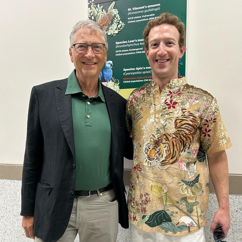Muốn thấy Bill Gates, Mark Zuckerberg ở Việt Nam: Chuyện không đơn giản- Ảnh 1. Tỉ phú Bill Gates (trái) cùng Mark Zuckerberg - Ảnh: Trang cá nhân tỉ phú Bill Gates