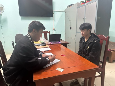 Bắt nam thanh niên đánh tài xế taxi dẫn đến tử vong trên phố Hà Nội- Ảnh 1. Công an làm việc với nghi phạm Quang (bên phải) - Ảnh: Công an cung cấp