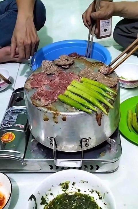Ảnh vui 6-3: AI hô biến cả nhà thành bức tranh 'xôi thịt'- Ảnh 5. Lật ngửa thì làm thịt kho, úp lại làm vỉ nướng.