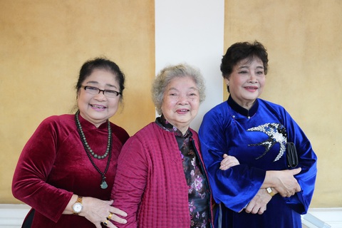 Ba nghệ sĩ lớn tuổi của Nhà hát Kịch Hà Nội là NSND Thanh Tú, NSUT Lê Mai, NSUT Kim Xuyến (từ phải qua) cùng nhận danh hiệu đợt này - Ảnh: QUANG TẤN Ba nghệ sĩ lớn tuổi của Nhà hát Kịch Hà Nội là NSND Thanh Tú, NSUT Lê Mai, NSUT Kim Xuyến (từ phải qua) cùng nhận danh hiệu đợt này - Ảnh: QUANG TẤN