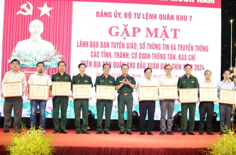 Trung tướng Trần Hoài Trung: Mong muốn báo chí tiếp tục đồng hành cùng Quân khu 7- Ảnh 3. Dịp này có nhiều tập thể, cá nhân được Quân khu 7 trao bằng khen - Ảnh: MINH HÒA