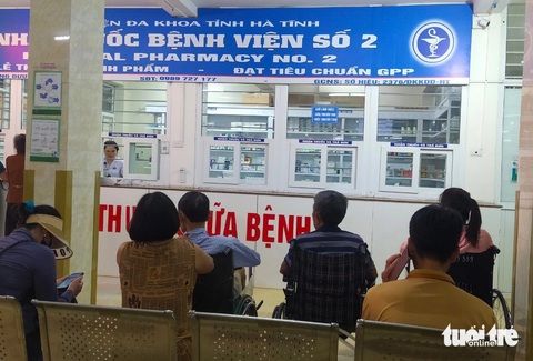Bệnh viện ở Hà Tĩnh nói gì về dữ liệu kiểm tra chi phí khám bệnh bảo hiểm y tế?- Ảnh 1. Người dân đến khám chữa bệnh tại Bệnh viện Đa khoa tỉnh Hà Tĩnh - Ảnh: LÊ MINH