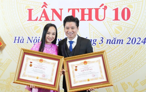 Hai vợ chồng nghệ sĩ Tấn Minh - Thu Huyền cùng nhận danh hiệu NSND - Ảnh: QUANG TẤN Hai vợ chồng nghệ sĩ Tấn Minh - Thu Huyền cùng nhận danh hiệu Nghệ sĩ nhân dân - Ảnh: QUANG TẤN