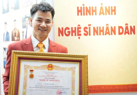 Xuân Bắc vui mừng nhận danh hiệu NSND - Ảnh: QUANG TẤN Xuân Bắc vui mừng nhận danh hiệu Nghệ sĩ nhân dân - Ảnh: QUANG TẤN