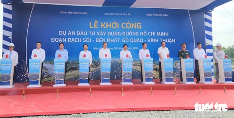 Khởi công đường Hồ Chí Minh đoạn Rạch Sỏi - Bến Nhất, Gò Quao - Vĩnh Thuận- Ảnh 1. Các đại biểu bấm nút khởi công dự án đường Hồ Chí Minh đoạn Rạch Sỏi - Bến Nhất, Gò Quao - Vĩnh Thuận - Ảnh: BỬU ĐẤU